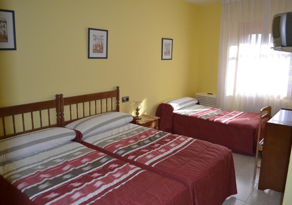 Hostal El Vegano Hotel Utiel Bagian luar foto